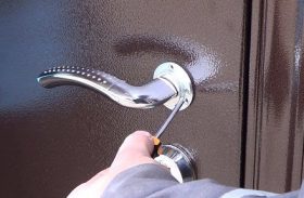Замена дверной ручки металлической двери в Копейске