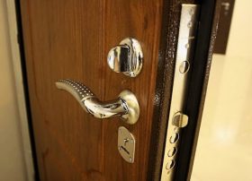 Замена входной двери в квартире в Копейске